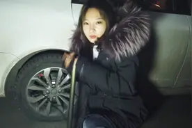 荒郊野岭车胎被扎，车子无法行走，妹子用气筒，手动给车胎充气视频封面