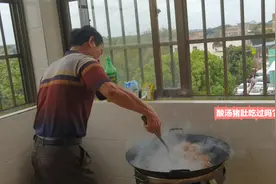 亲戚家过节，花300块钱请厨师来煮菜，独创酸汤猪肚让人回味无穷视频封面