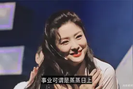 53岁周涛近况曝光，头发半扎尽显温柔，被围观笑容灿烂毫无架子