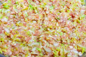 白菜猪肉馅水饺，教你这样调馅才好吃，皮薄馅多，鲜嫩又营养！视频封面