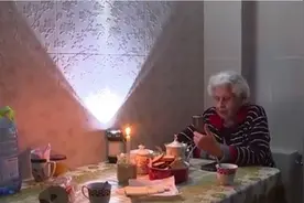凤凰记者探访基辅独居老人：寒冬停电后生活更加困难，十分孤独视频封面