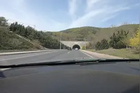 旅顺南路隧道封闭，车辆排长龙逆向行驶，大连五一旅游要起飞了视频封面