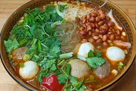 教你做一碗好吃的早餐汤粉，口感爽滑，味道鲜美，最后连汤都不剩视频封面