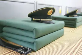 中国军人为什么要把被子叠成豆腐块？老兵告诉你，原因并不简单视频封面