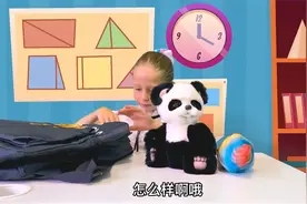 小女孩竟然穿上公主裙，背上玩具和糖果去上学，老师发现后很生气视频封面