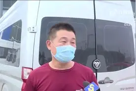 新车刚买一年多，车漆竟脱落一刮就掉，车主怀疑买到“事故车”视频封面