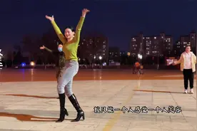 夜晚一美女跳水兵舞，简单又好看，果断收藏了视频封面
