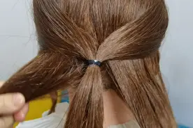 用橡皮筋这样扎发型也太美了，方便又简单，造型百搭耐