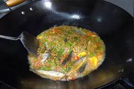 阿琪这样弄的黄豆焖小鱼干，酸辣爽口下酒又下饭，看着流口水了视频封面