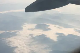飞机上航拍贵州山谷中的云海视频封面