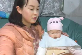 90后农村宝妈首次尝试给4个月大的宝宝喂水，宝宝反应让妈妈心疼