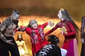 63岁杨丽萍意外摔倒！谢幕时被粉丝送花扑倒，惊慌失措后起身视频封面