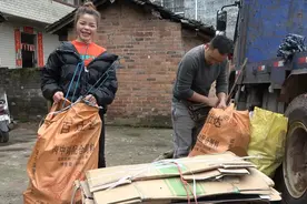 收破烂的进村，梅子卖掉150斤的破烂得40块钱，心里乐开花视频封面