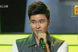 好声音：混血小帅哥唱歌好好听，调皮的小眼神也太惹人喜欢！视频封面