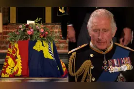 英女王下葬仪式：王冠权杖等被取下，查尔斯含泪目送棺椁降至地下视频封面