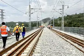中国在国外修了条铁路，为啥让西方人格外眼红？原因说出来太真实视频封面