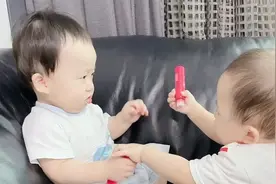 中韩双胞胎萌娃抢东西“大战”，小哥俩你争我夺，看最后谁赢了？视频封面