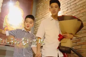 演员许亚军两个儿子惊喜现身，颜值太让人惊艳，一家四口终于团聚视频封面