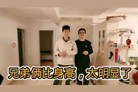 小伙和爸妈一起去叔叔家玩，哥哥和弟弟比身高，瞬时心灵被打击了视频封面