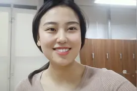 一场冬雨校园全是落叶，小美女刚发出感慨，却被同学无情反驳