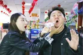 超市饮料假一赔十，不料美女把雪碧换成白酒，老板直接喝晕了视频封面