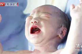 高龄孕妇顺产双胎，伴随着响亮的啼哭声，盼了十年的宝贝终于降生视频封面