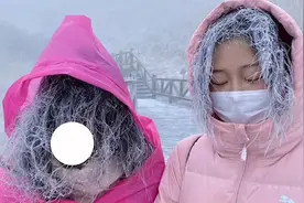 行走的雾凇！2女生爬武功山头发结霜冻成“雕塑”，一身行头爆笑视频封面