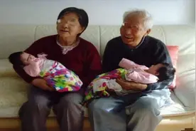 51岁妈妈执意生二胎，产后母乳不足，求大女儿喂养被拒绝视频封面