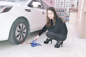 小媳妇去给老公的车充气，还是用的自行车打气筒，充的挺结实视频封面
