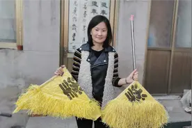 农村姑娘跟大娘学手艺，编织袋变扫把，既有颜值，又实用！视频封面