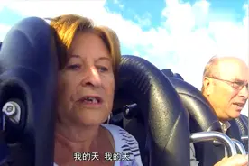 老外带71岁老母亲坐过山车，网友：这孝心有点猛！