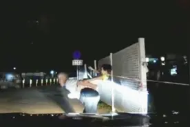 粗心爷爷差点要了孩子命！小孩脖子被绳勒住全然不知 生硬往前扯视频封面