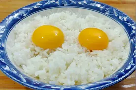 剩米饭别煮粥了，加2个鸡蛋往锅里一扔，出锅孩子抢着吃，太香了