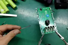 电动工具电池维修！这个电池电压40伏！我们给它改大容量视频封面