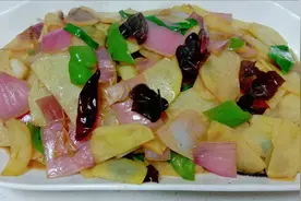 晚上吃米饭，偷懒炒一大盘青椒洋葱土豆片，咸香下饭，简单好吃