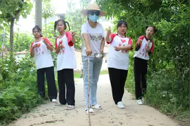 人贩子伪装盲人套路小伙伴，大妞一招让骗子露出破绽，真机智视频封面