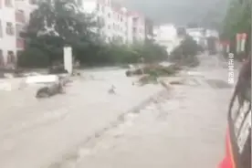 三江镇遭山洪部分民房被毁 消防进入被淹区域