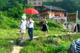 贵州一姑娘出嫁，穿上衣服出门了，看看苗族姑娘是怎么穿衣打扮的视频封面