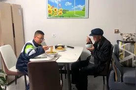 天宇姥爷来看新房，天宇妈妈天天做好吃的，老家的麻辣粉真好吃视频封面