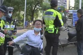 直击交警查处现场，骑车可别太任性！这些违规行为已被现场直播了