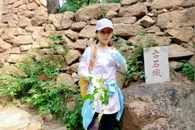 三伏天顶着六七级大风爬千山唐代古石城旨在给儿子树立坚持的榜样视频封面