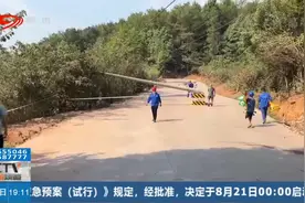 货车撞断电杆，供电部门紧急抢修视频封面