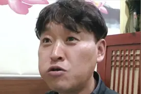 大叔很喜欢吃芥末，吃饭喝水都要加一点，他朋友吃一点就会流泪！视频封面