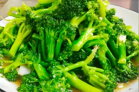 厨师长教你：“凉拌西兰花”的家常做法，减脂健脾胃，收藏了视频封面