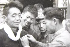 他是我军有名的军需处长，1955年授少将衔，后坚决回乡当农民视频封面