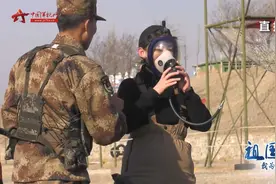 走进防化兵训练场：美女记者亲身体验全身防护视频封面