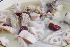 炖莲藕汤时，有人焯水有人直接下锅炖，教你秘诀，莲藕软糯不发黑视频封面