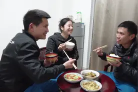 打工夫妻：朝8晚8的打工生活，下班自己烧晚饭，忙碌充实的一天视频封面