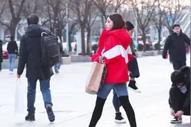 三里屯街拍：过膝靴可以瘦腿又能增高，难怪时尚美女都爱穿呢！视频封面