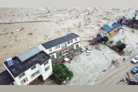 揪心！航拍：汶川三江镇灾后实景 现场道路布满洪水痕迹 沙石满地